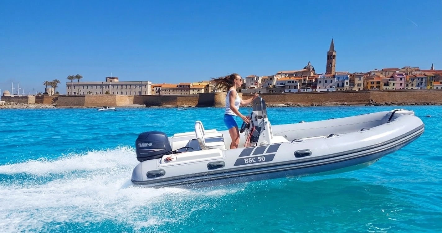 Gommone BSC 50 in mare con vista panoramica Alghero