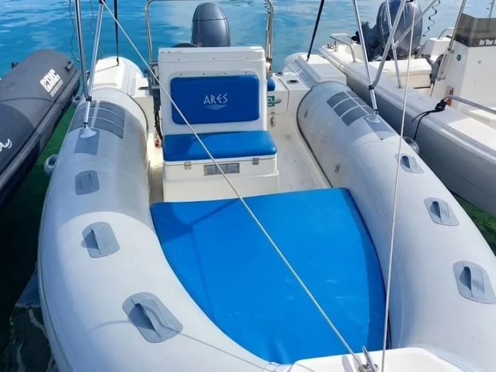 Interni gommone BSC 50 con ampio prendisole blu e bianco