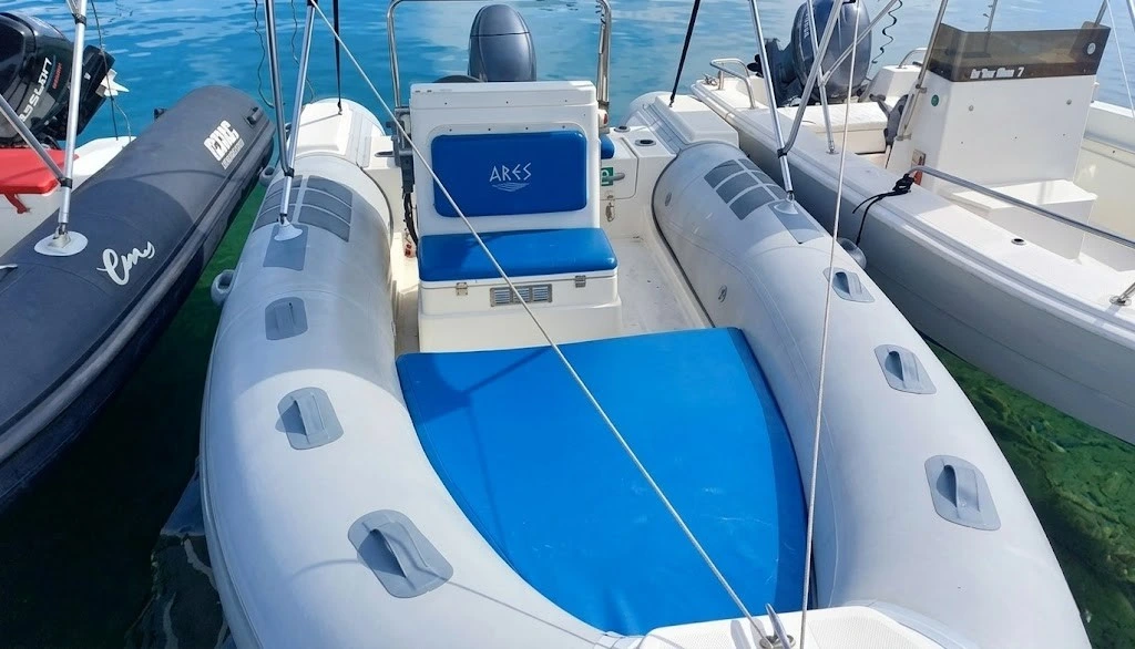 Interni gommone BSC 50 con ampio prendisole blu e bianco