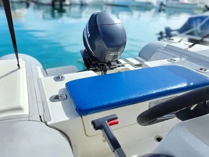 Dettaglio motore Yamaha 40hp noleggio senza patente Alghero