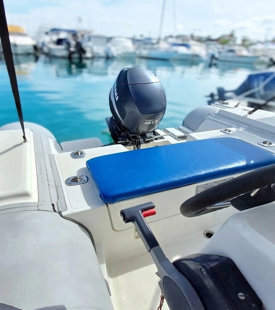 Dettaglio motore Yamaha 40hp noleggio senza patente Alghero