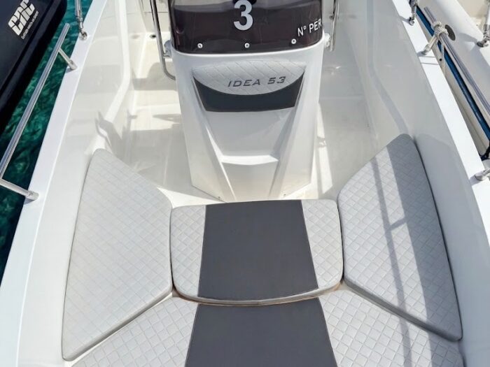 Detail of the cockpit of the Idea 53 boat for rental in Alghero