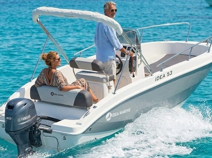Idea 53 Hire Alghero: the boat navigating towards the cliffs of Capo Caccia