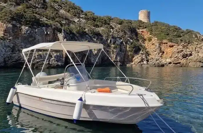 Barca Marinello in mare Alghero costa e torri aragonesi