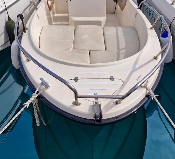No-license boat rental in Alghero: spacious interior view for the %currentyear% season