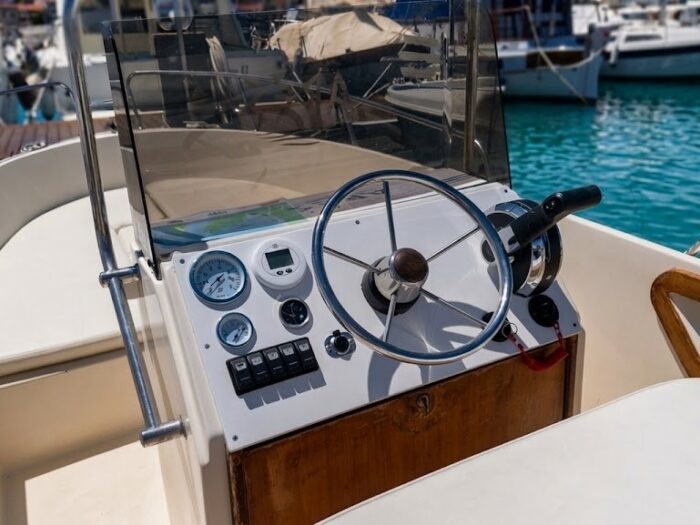 Intuitive steering console for no-license boat rental in Alghero