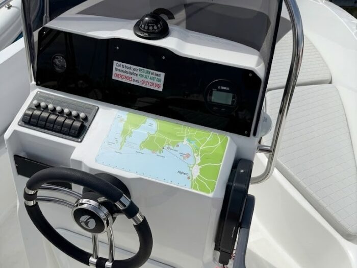 Intuitive helm console of the Idea 53 boat for rental in Alghero without a license