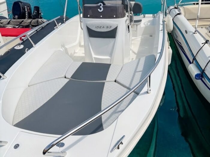 Spacious interiors of the Idea 53 boat for hire in Alghero