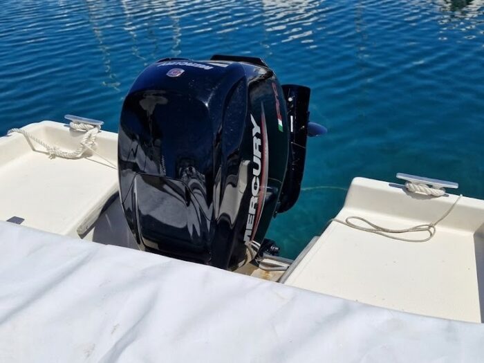 Reliable 40 HP motor for no-license Alghero boat rental