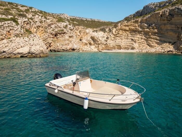 Explore the Capo Caccia caves with a no-license boat rental