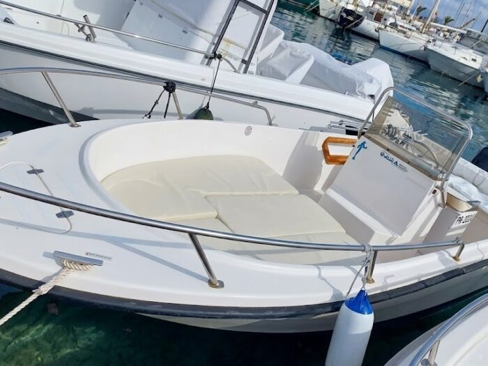 Open boat ready for rental in Alghero at our Ares base