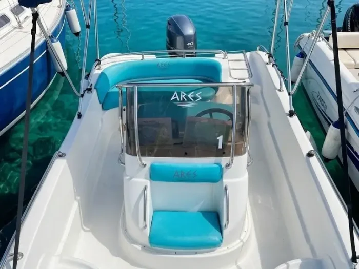 Interior and layout of the Ranieri Soverato boat for boat rental Alghero