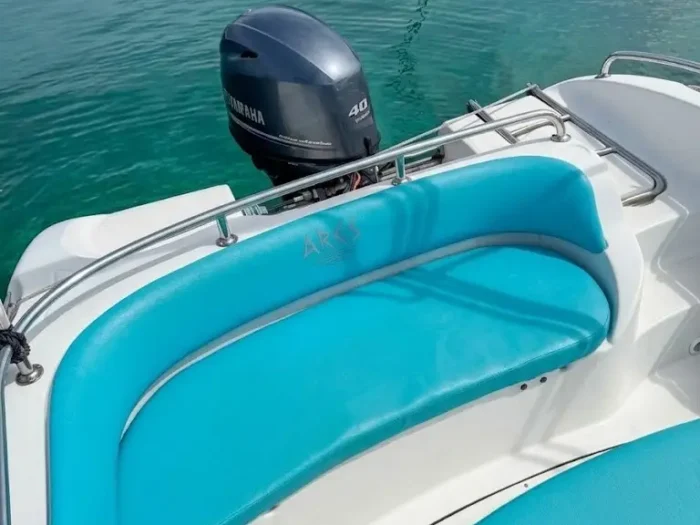 Detail of Yamaha 40hp engine for boat rental Alghero without a license