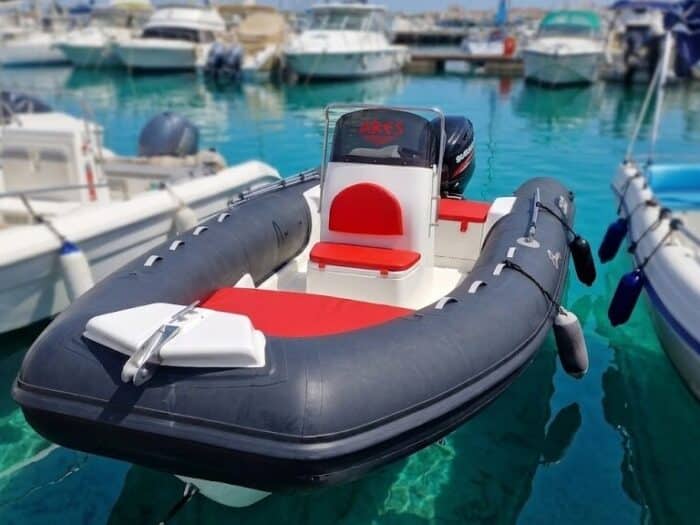 Gommone CNC 510 Boat Rental Alghero ormeggiato al molo
