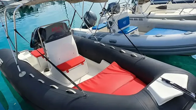 Gommone grigio CNC 510 Boat Rental Alghero con cuscineria comoda