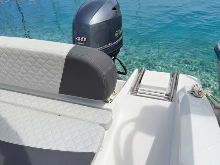 Easy boarding from the sea with the ladder of the Idea 53 boat in Alghero