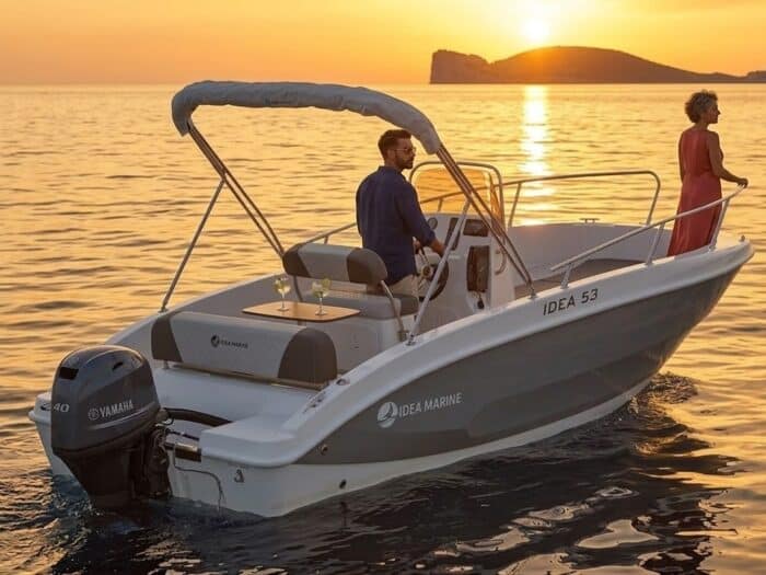 Sunset aperitif on a boat in Alghero in front of the Capo Caccia cliff